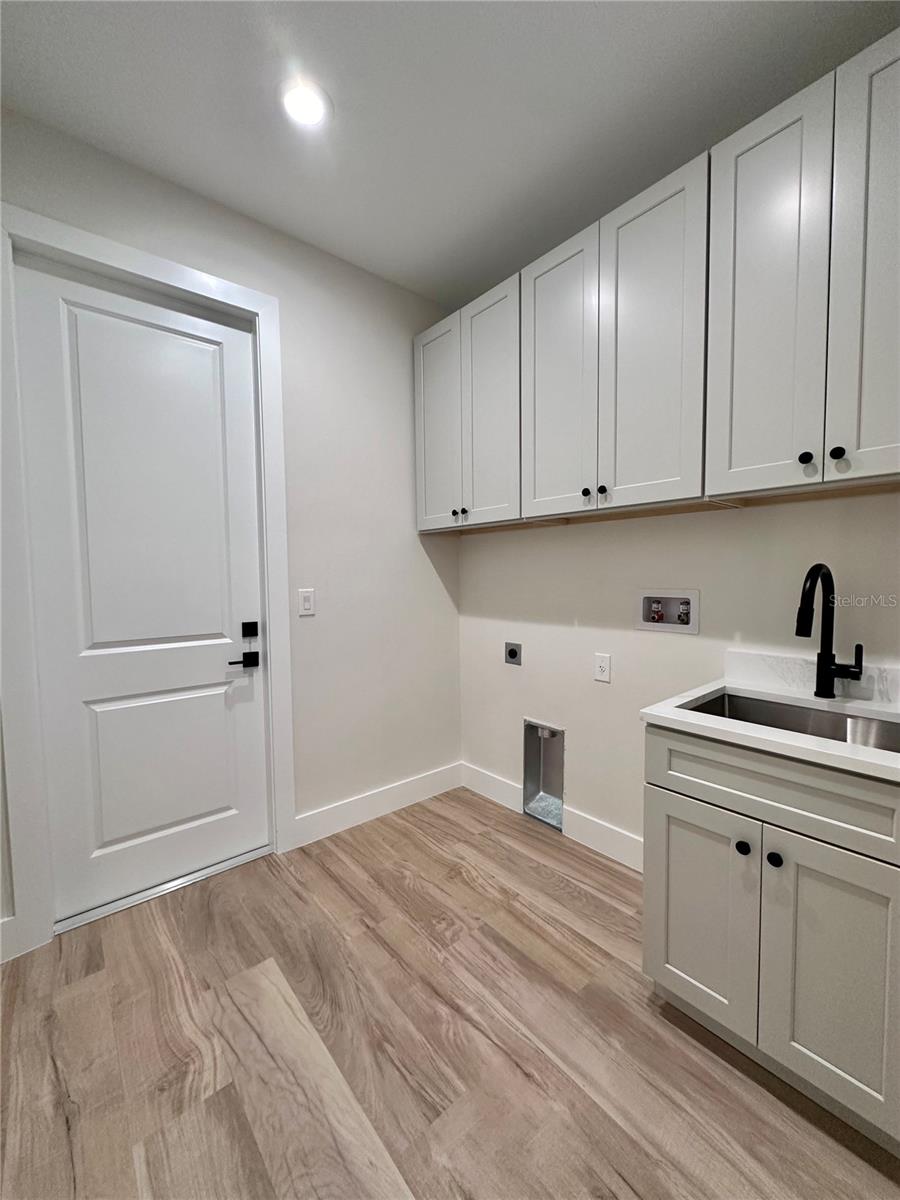 Listing photo id 25 for 3739 Garbett Terrace