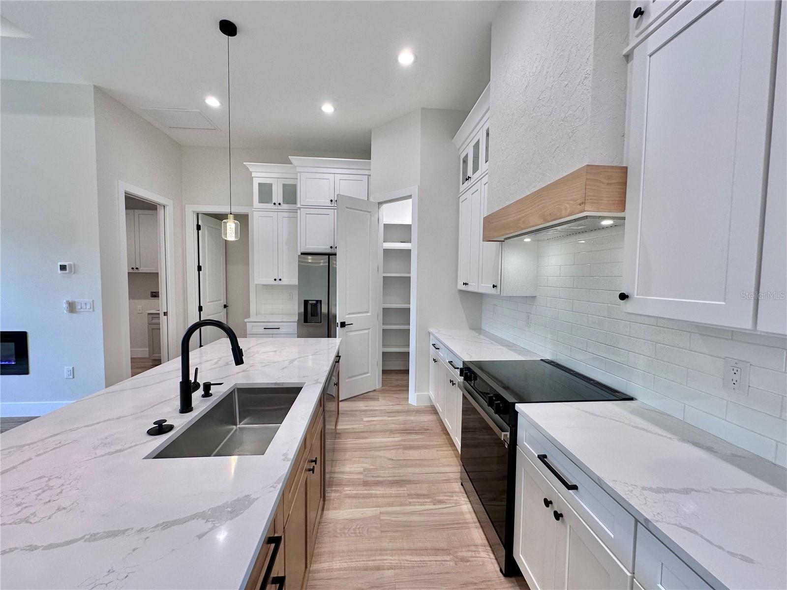 Listing photo id 1 for 3739 Garbett Terrace