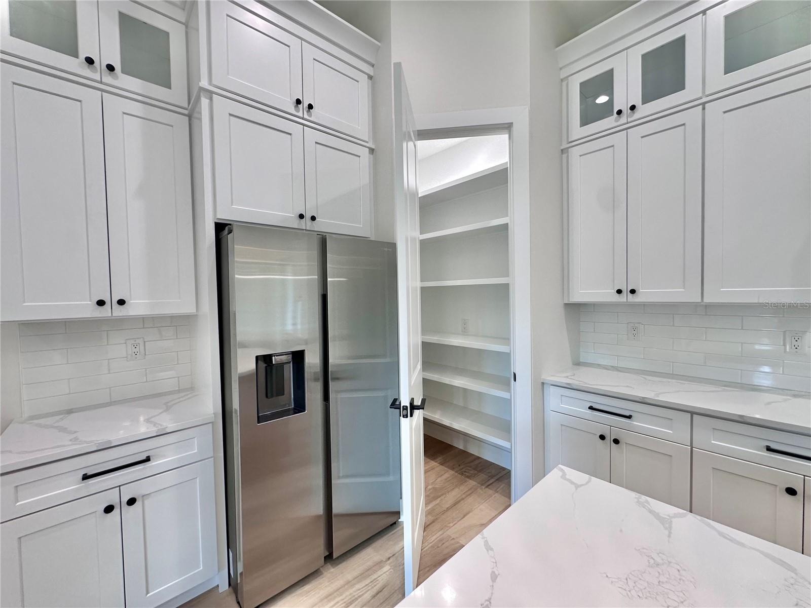 Listing photo id 2 for 3739 Garbett Terrace