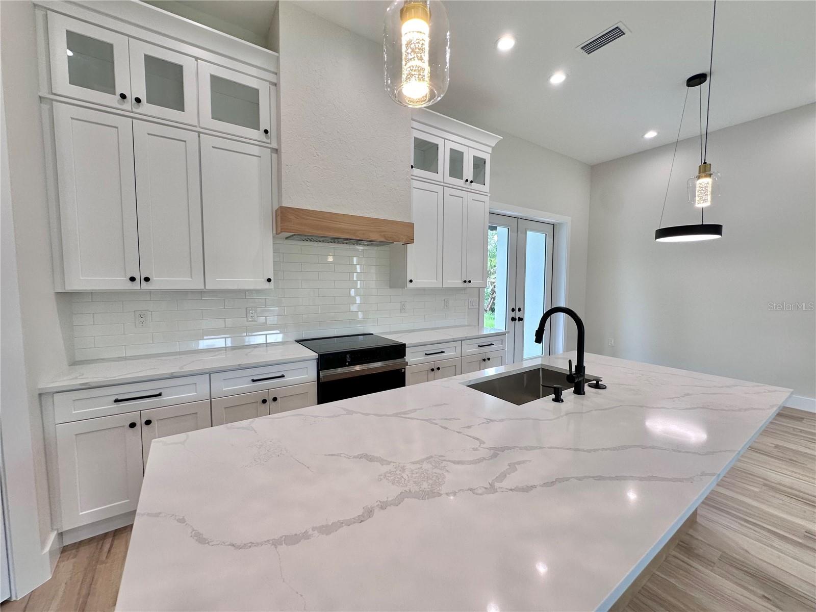 Listing photo id 3 for 3739 Garbett Terrace