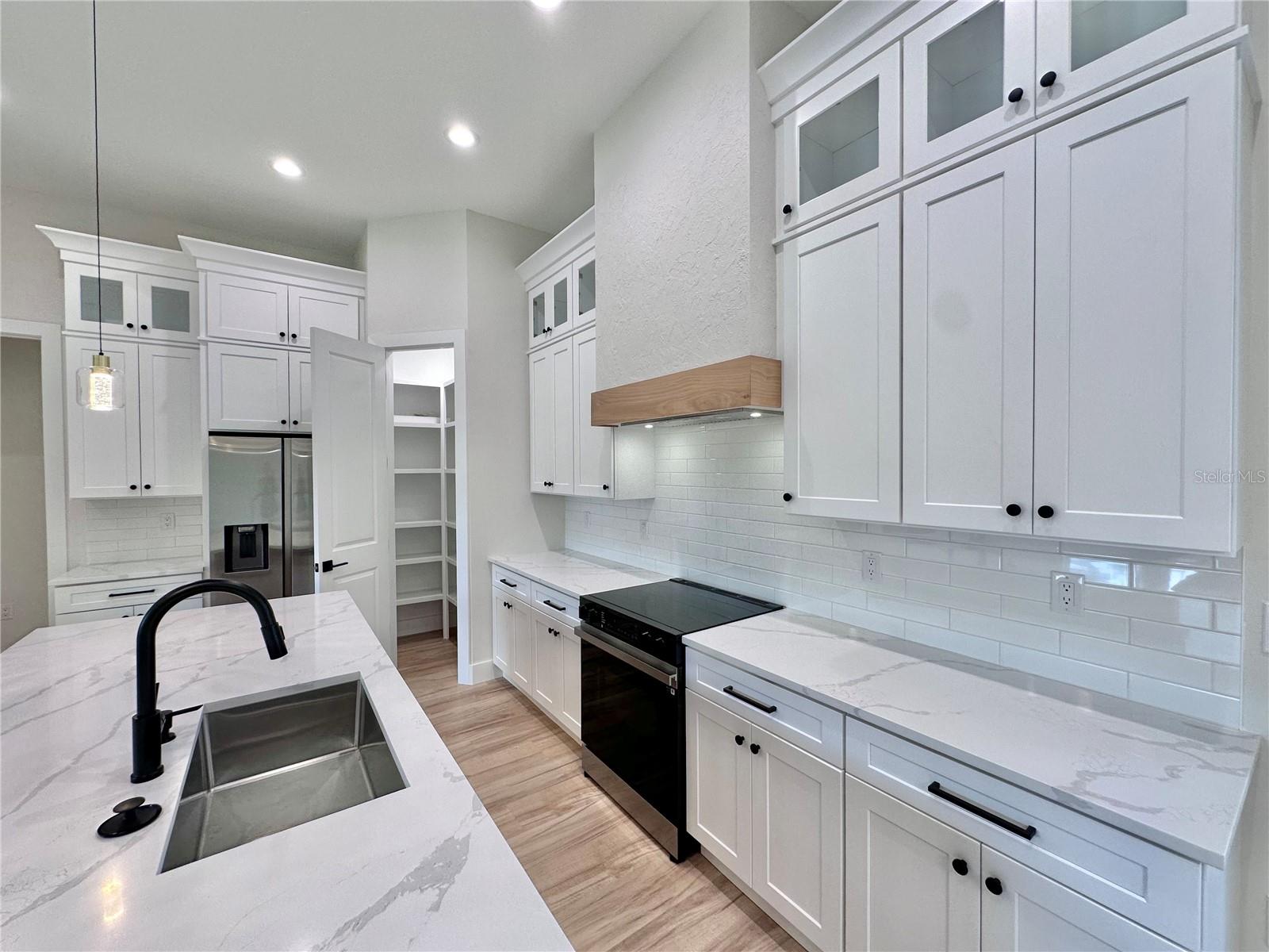 Listing photo id 4 for 3739 Garbett Terrace