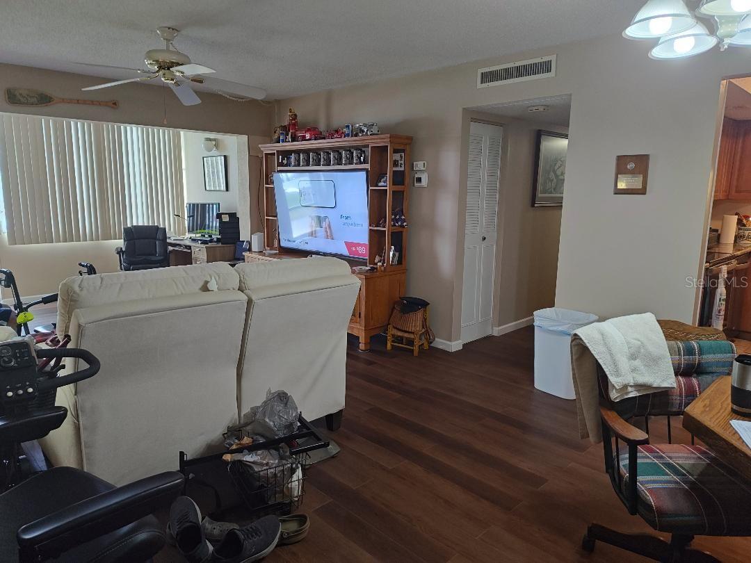 Image 11 of 35 For 21320 Brinson Avenue 105