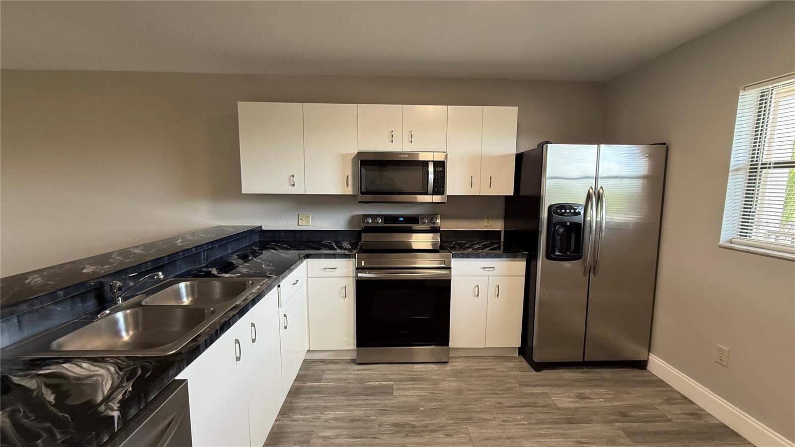 Image 2 of 17 For 175 Kings Highway  B6