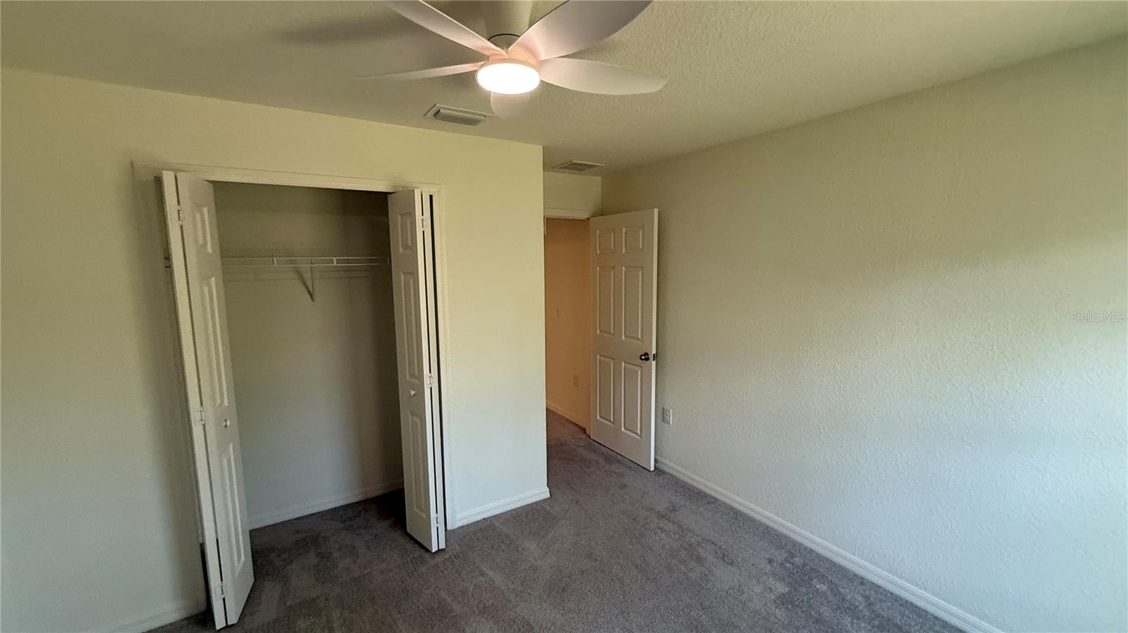 Listing photo id 12 for 23470 Burlingame Avenue