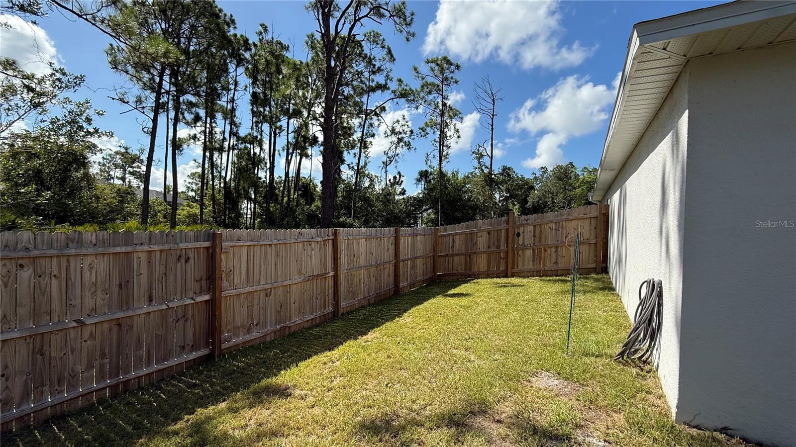 Listing photo id 19 for 23470 Burlingame Avenue