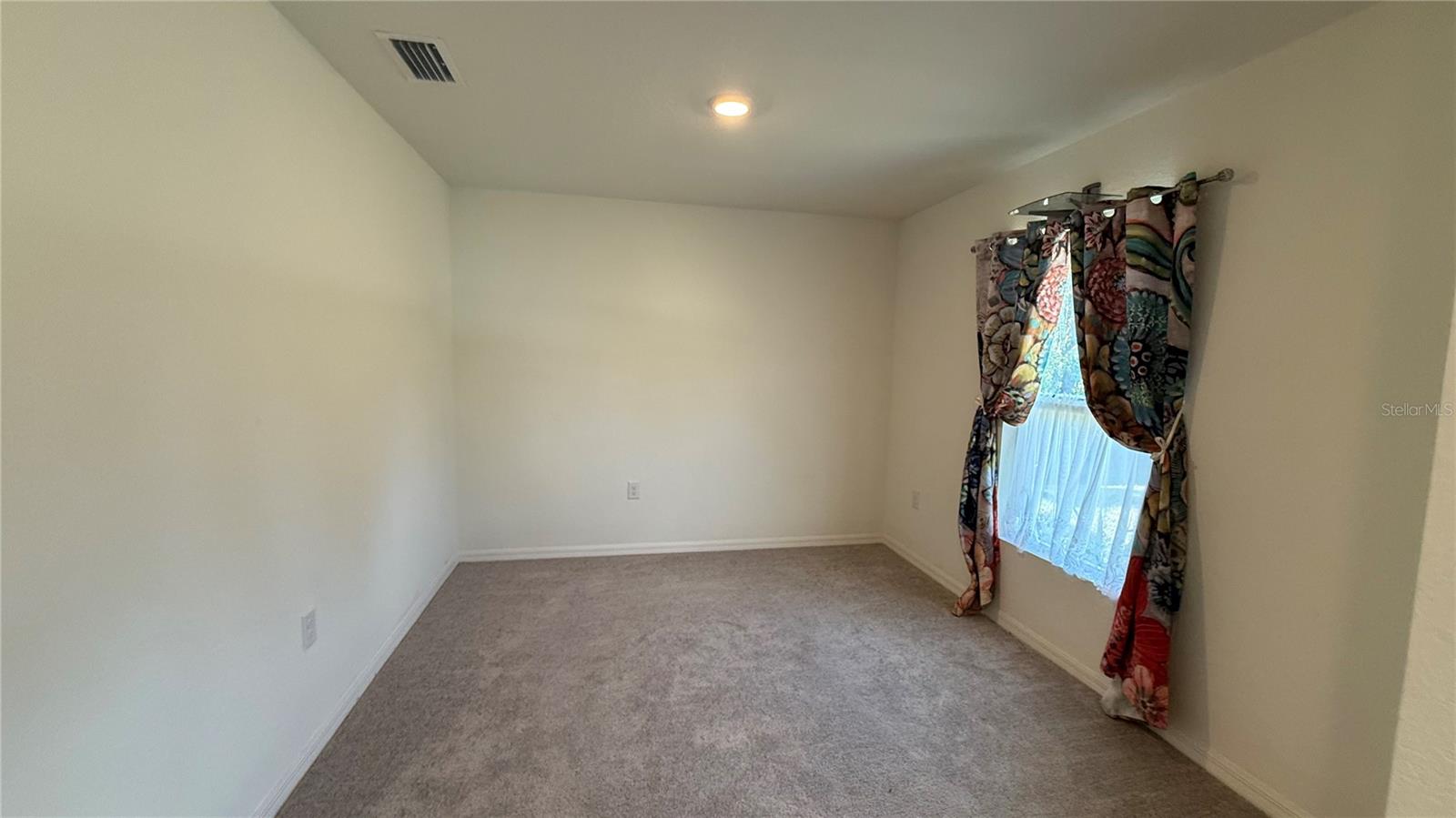 Listing photo id 1 for 23470 Burlingame Avenue