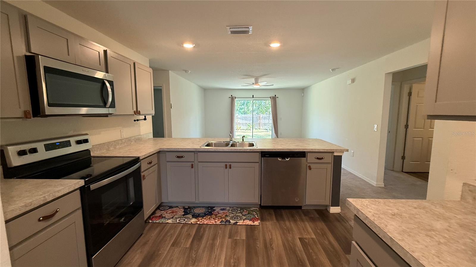 Listing photo id 2 for 23470 Burlingame Avenue