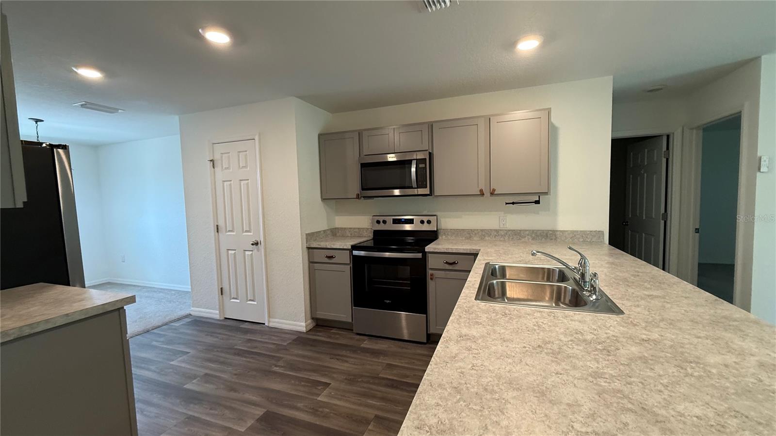 Listing photo id 3 for 23470 Burlingame Avenue