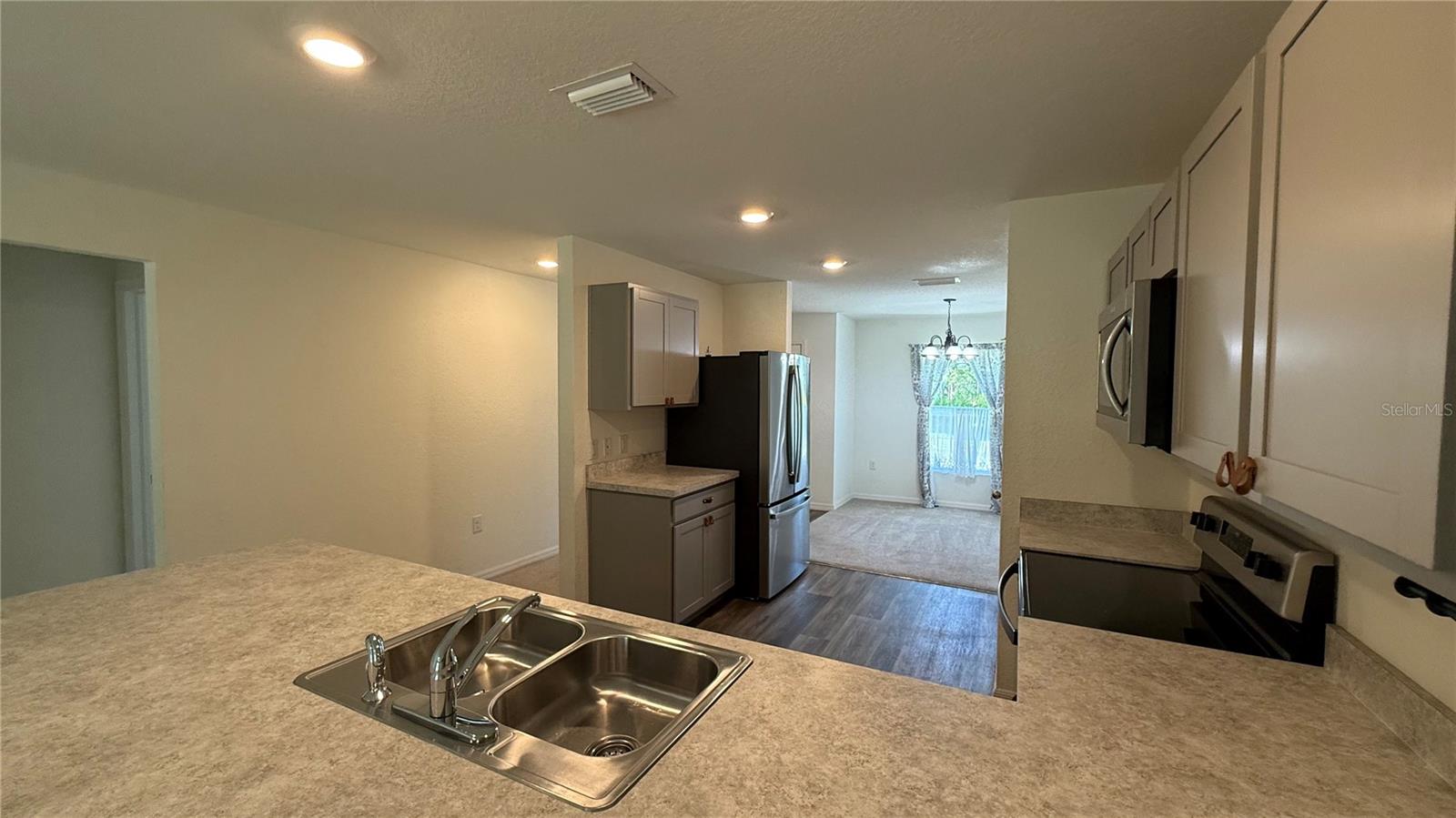 Listing photo id 4 for 23470 Burlingame Avenue
