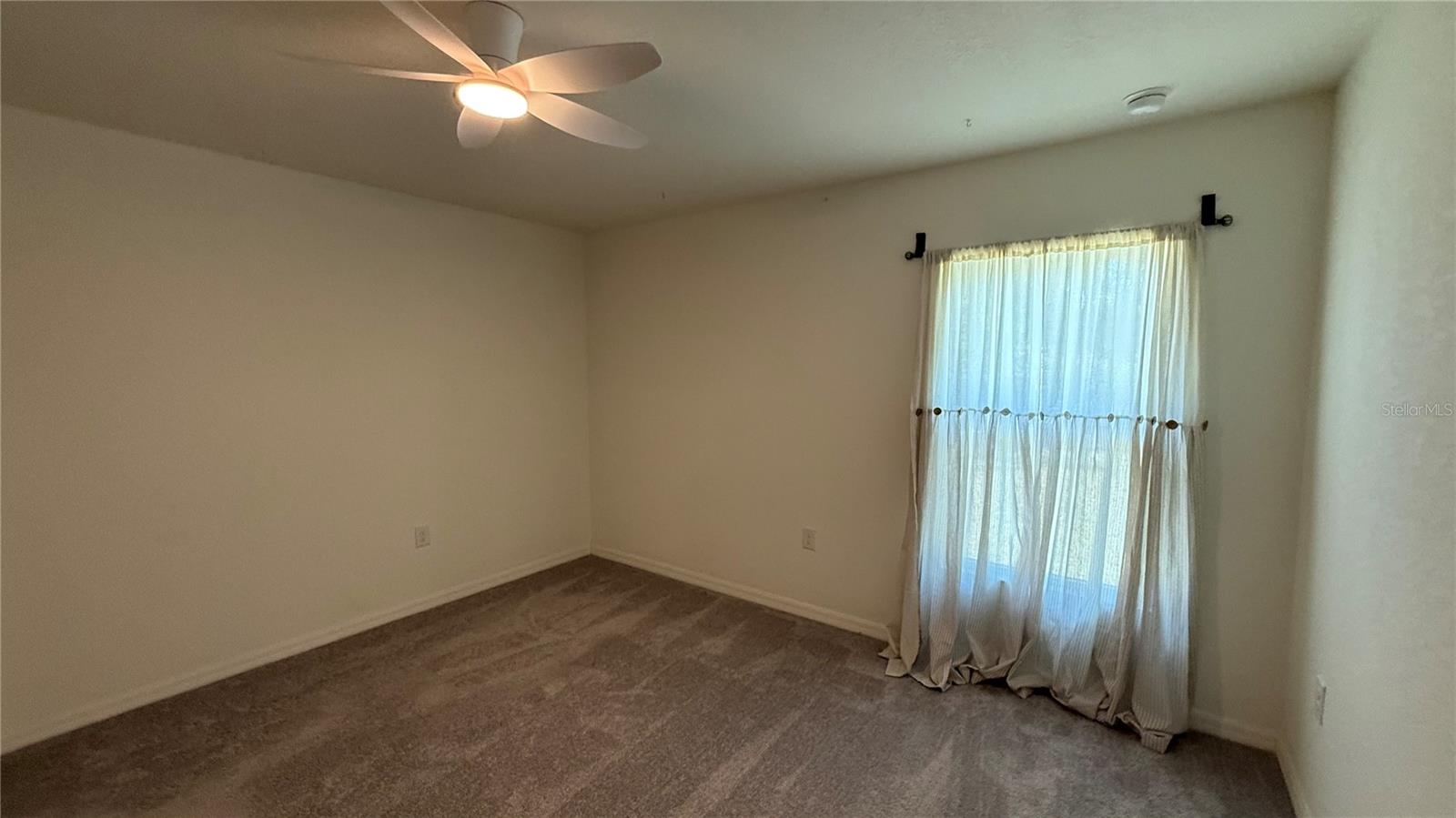 Listing photo id 5 for 23470 Burlingame Avenue