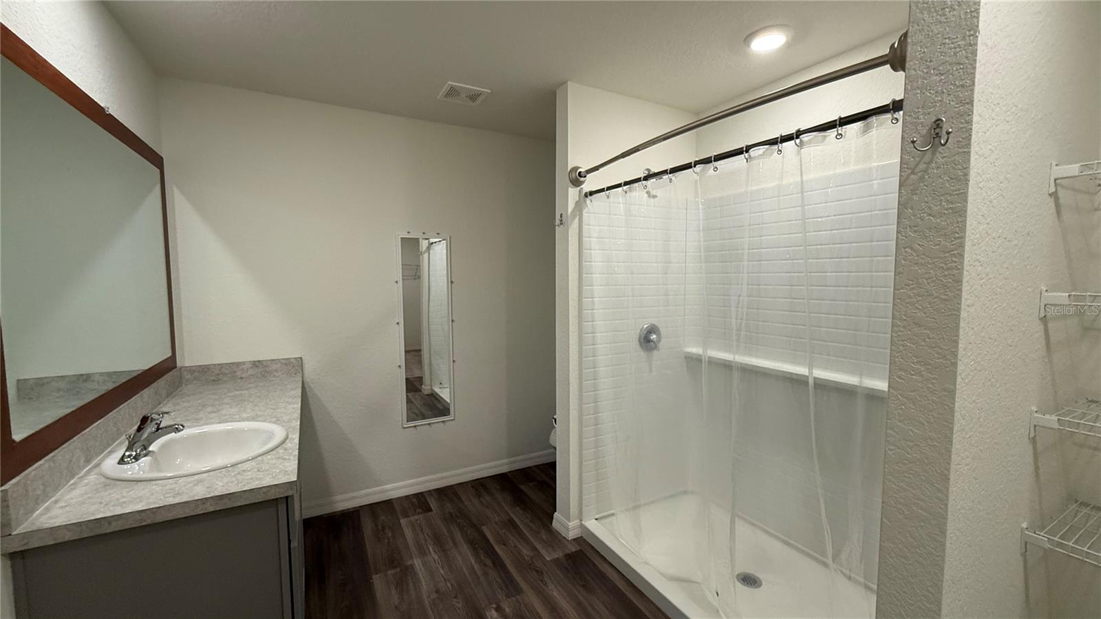 Listing photo id 6 for 23470 Burlingame Avenue
