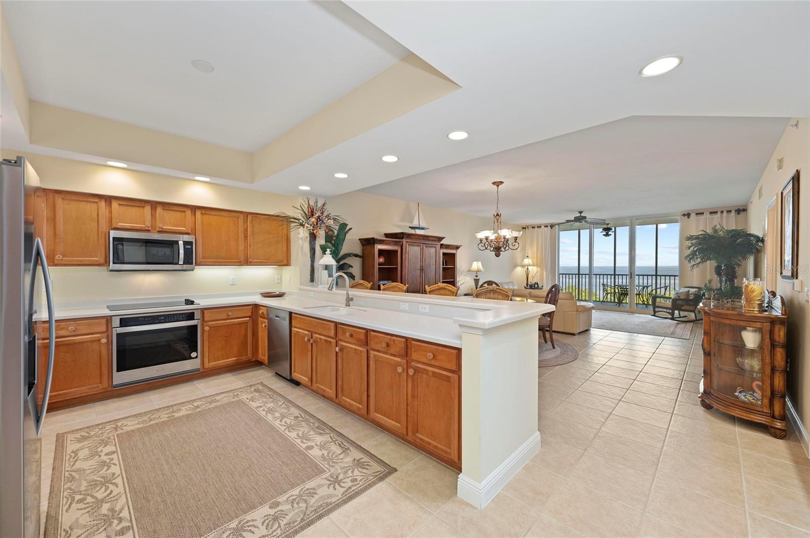Image 6 of 76 For 3329 Sunset Key Circle 404