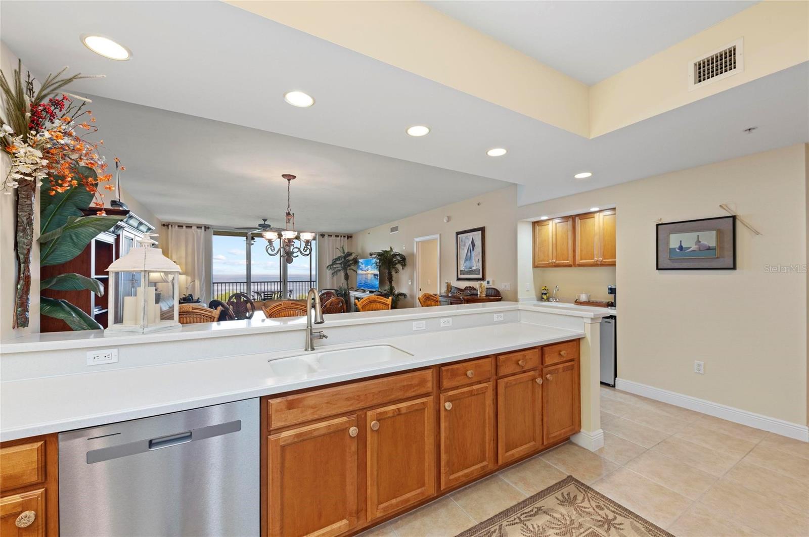 Image 8 of 76 For 3329 Sunset Key Circle 404