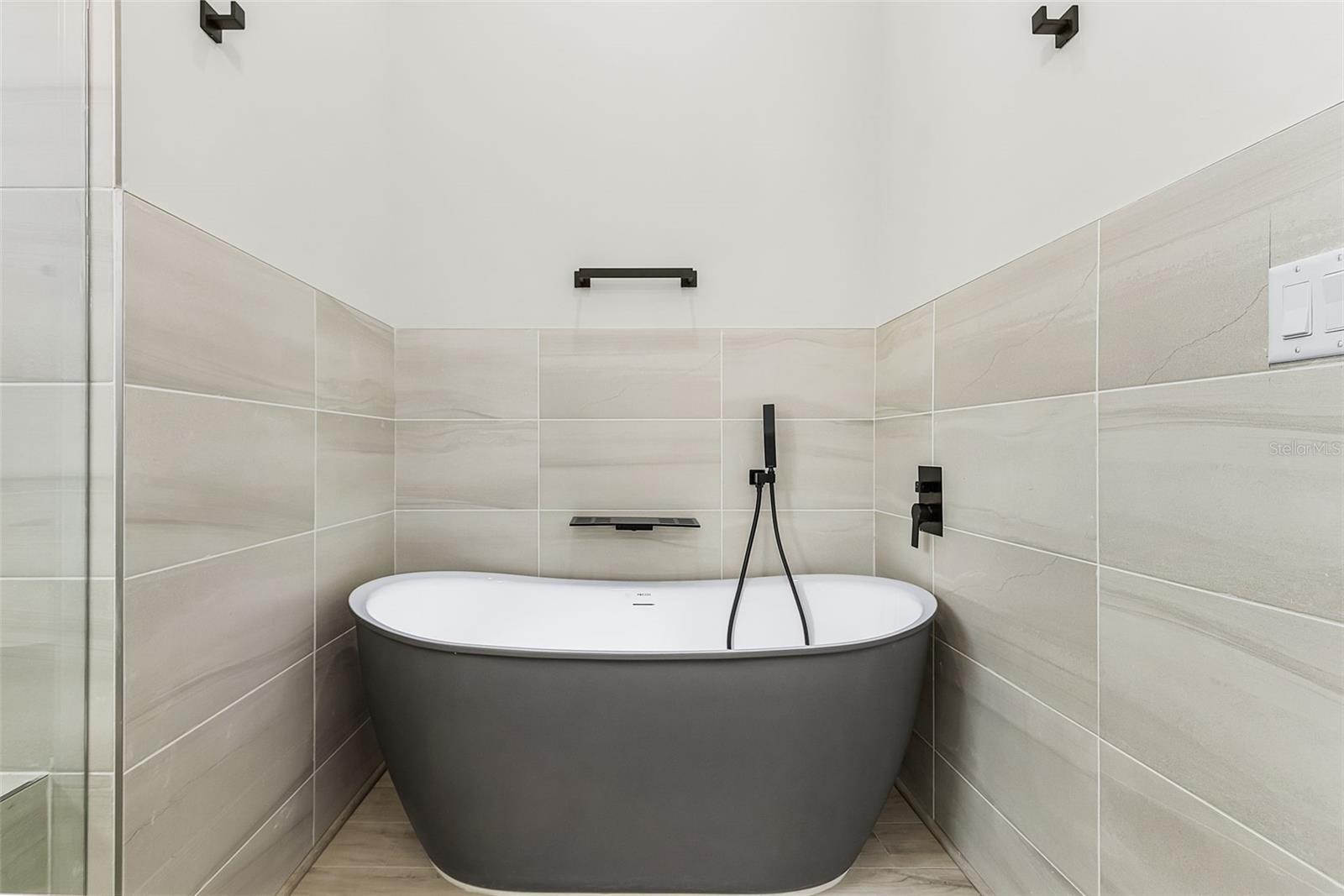 Image 19 of 33 For 16192 Limegrove Court