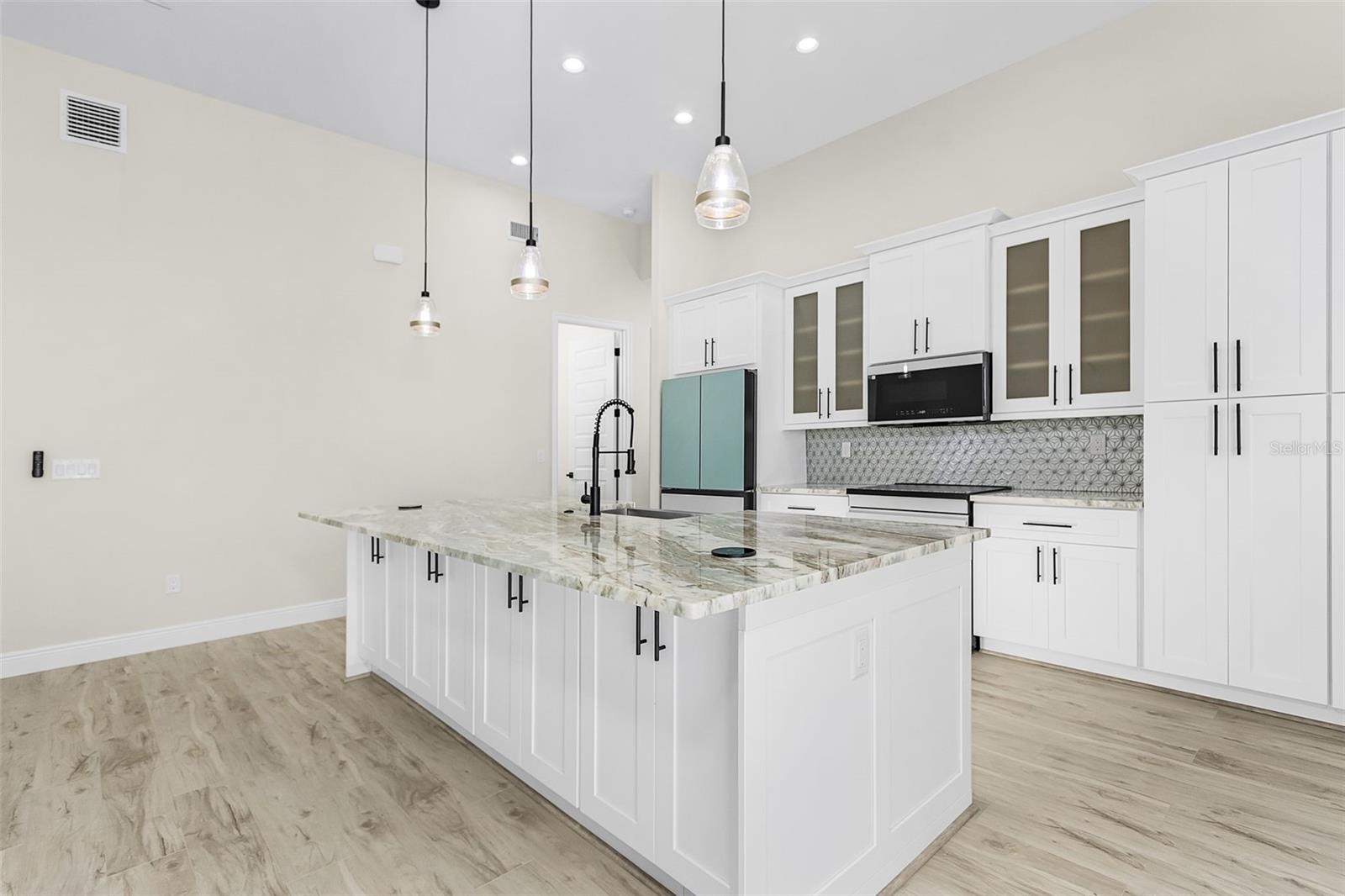 Image 7 of 33 For 16192 Limegrove Court