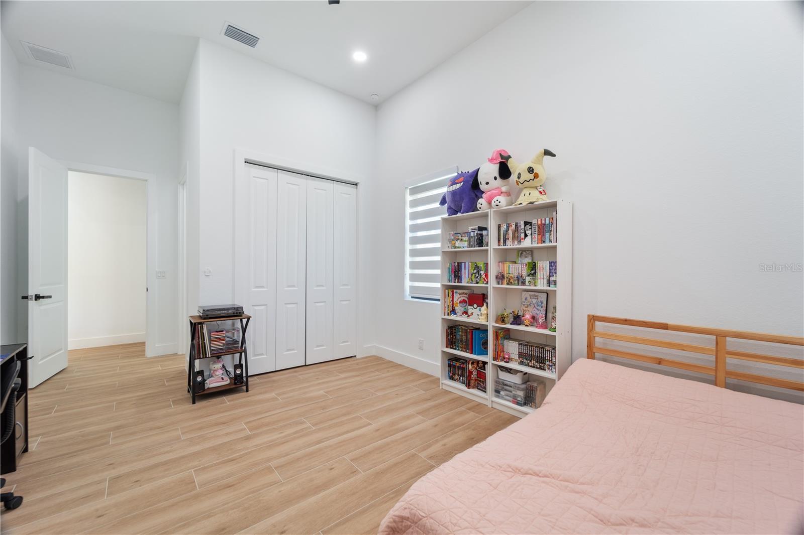 Image 23 of 31 For 17513 Clover Avenue