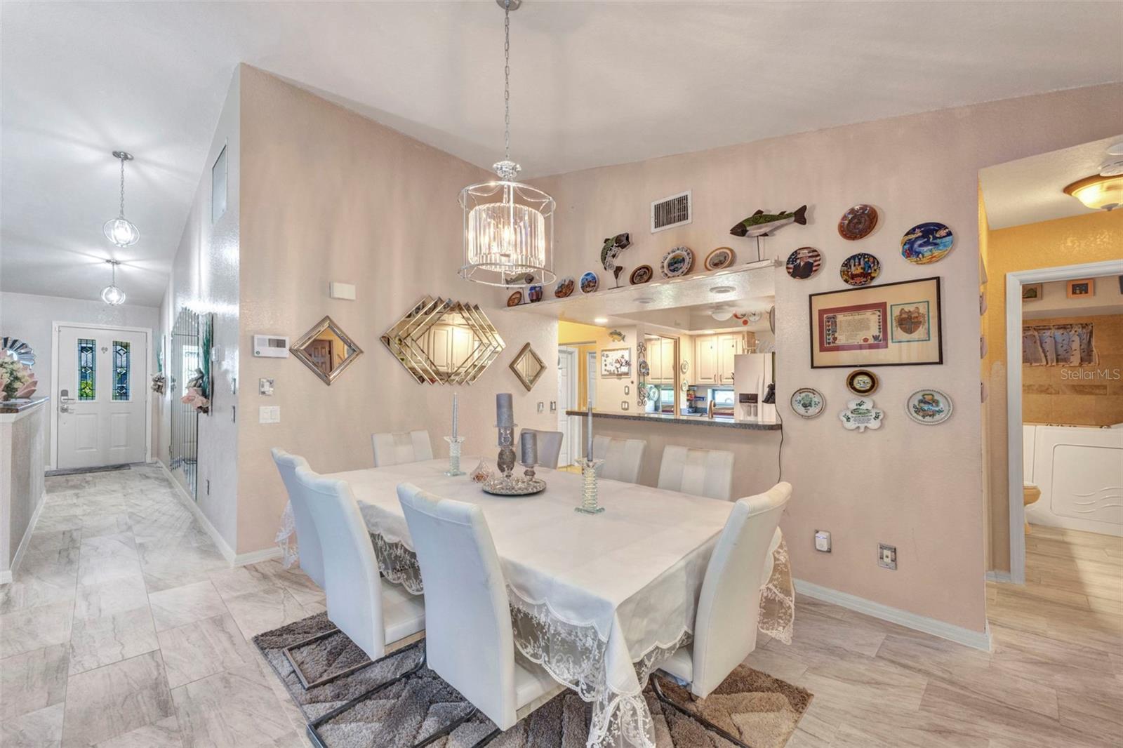 Listing photo id 9 for 2298 Cedarwood Street