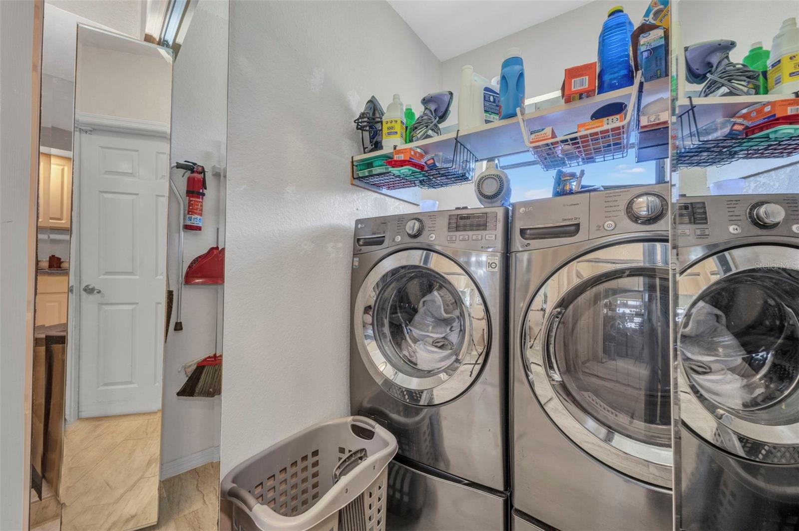 Listing photo id 11 for 2298 Cedarwood Street