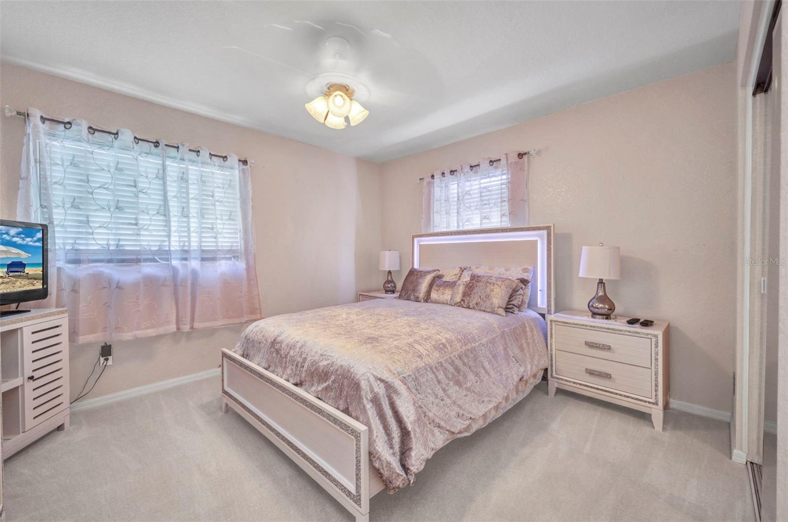 Listing photo id 12 for 2298 Cedarwood Street