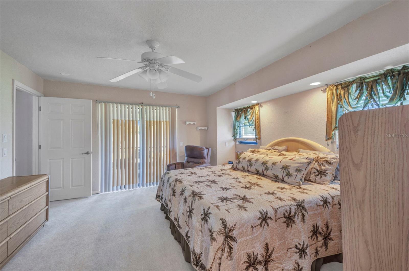 Listing photo id 16 for 2298 Cedarwood Street