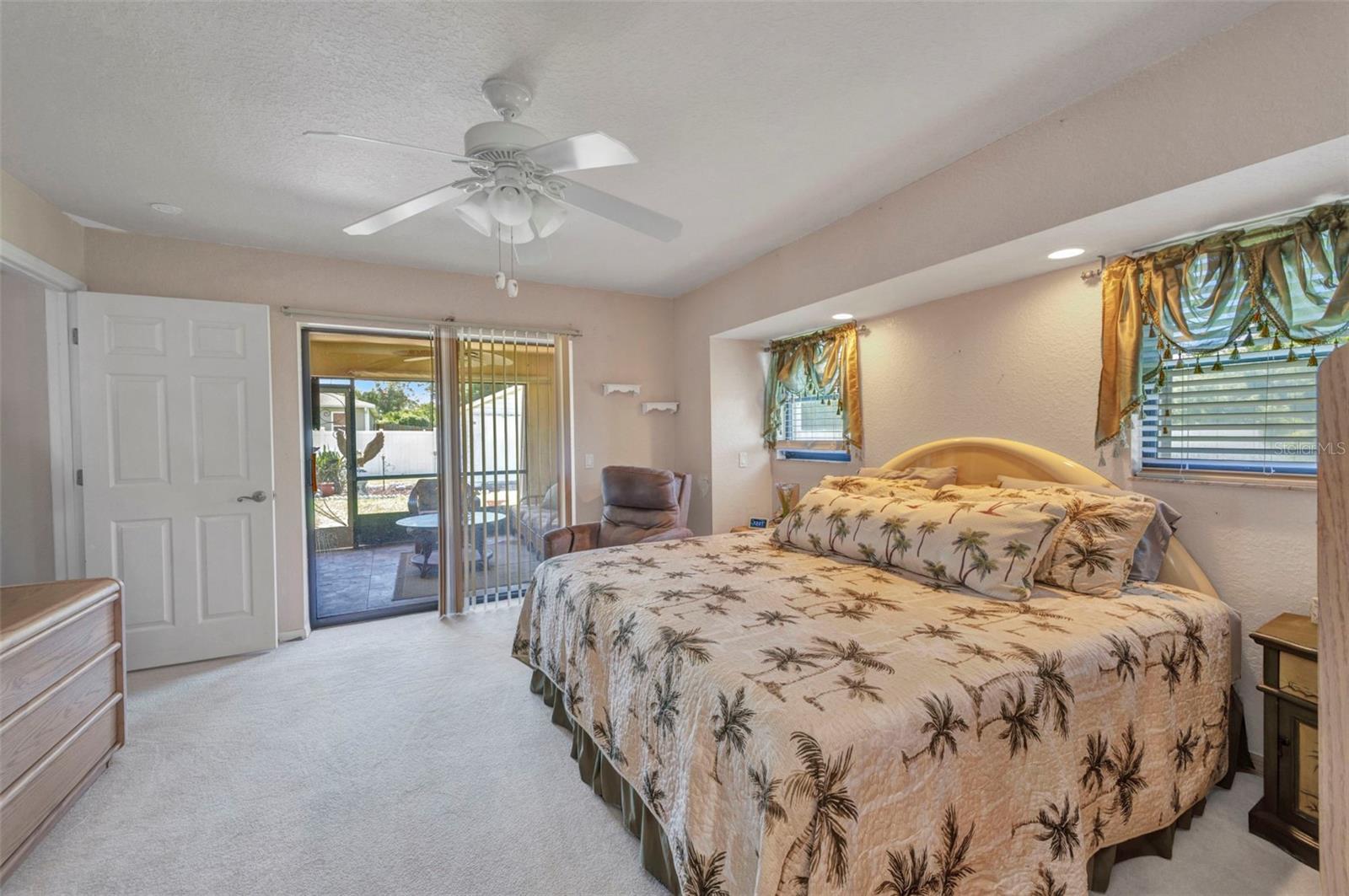 Listing photo id 17 for 2298 Cedarwood Street