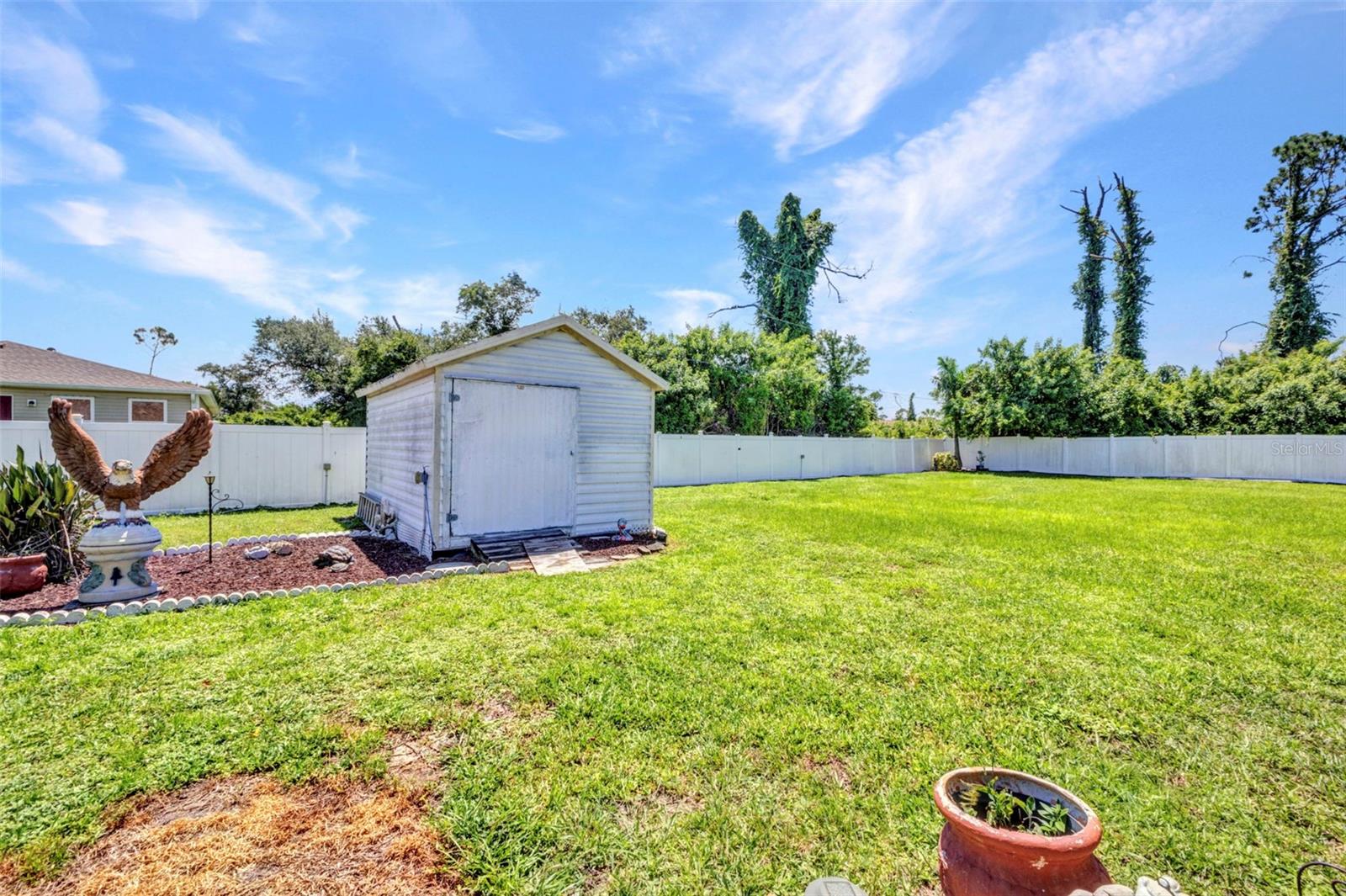 Listing photo id 26 for 2298 Cedarwood Street