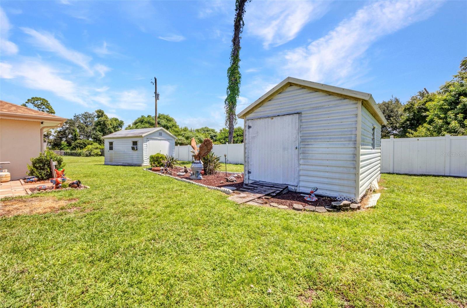 Listing photo id 28 for 2298 Cedarwood Street