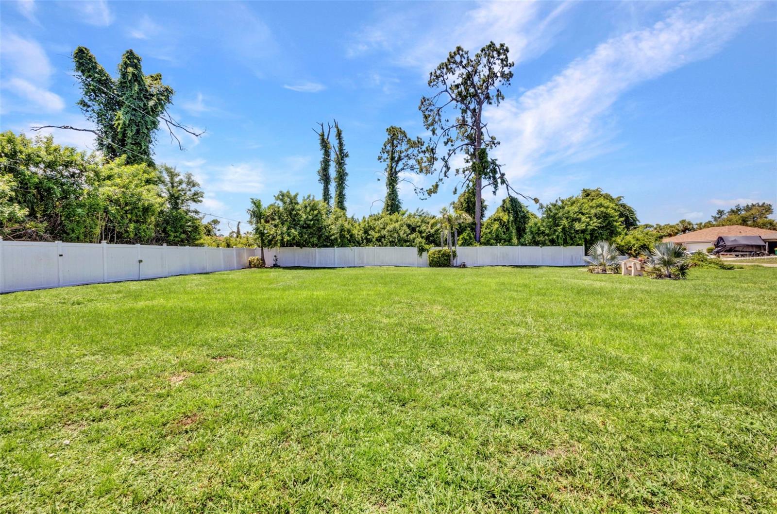 Listing photo id 33 for 2298 Cedarwood Street