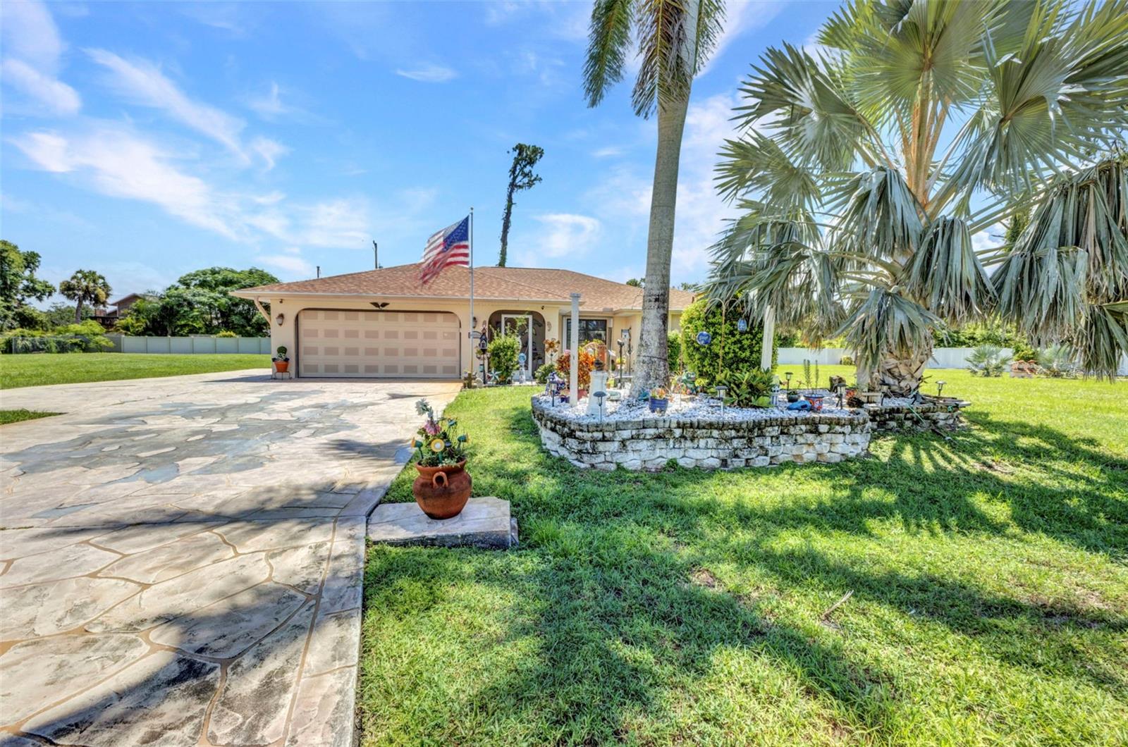 Listing photo id 34 for 2298 Cedarwood Street