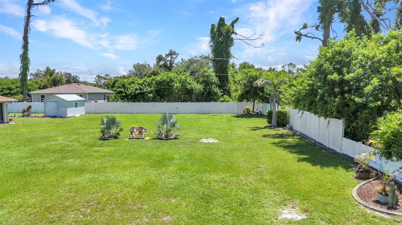 Listing photo id 36 for 2298 Cedarwood Street