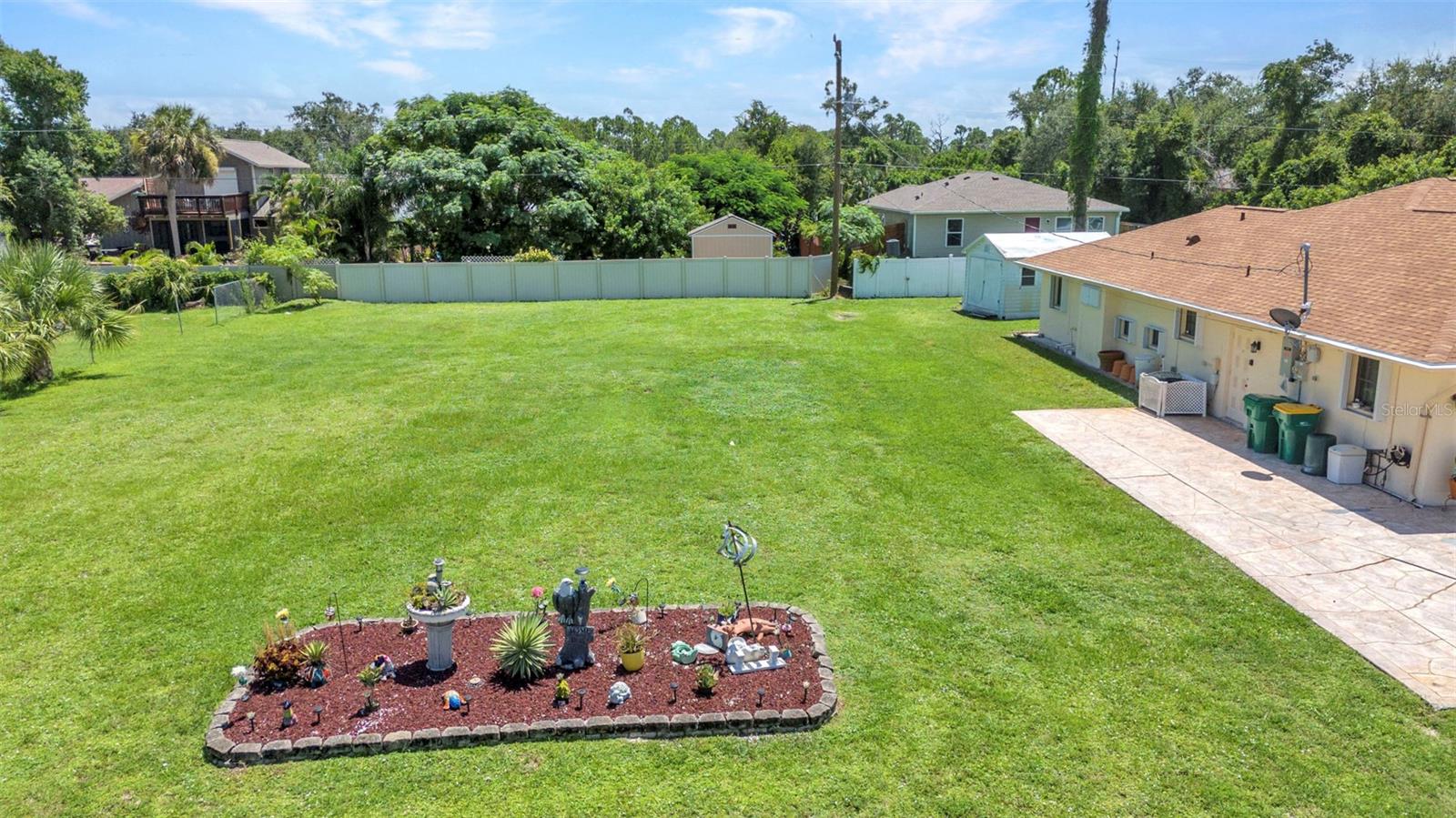 Listing photo id 37 for 2298 Cedarwood Street