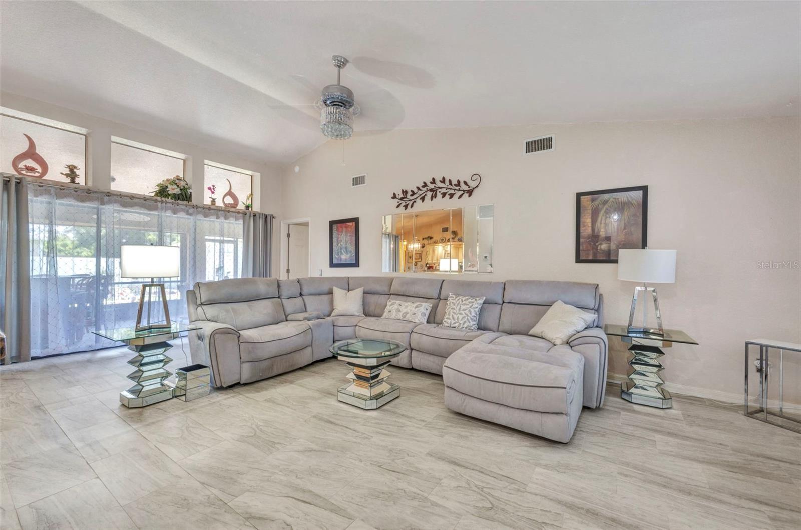 Listing photo id 2 for 2298 Cedarwood Street