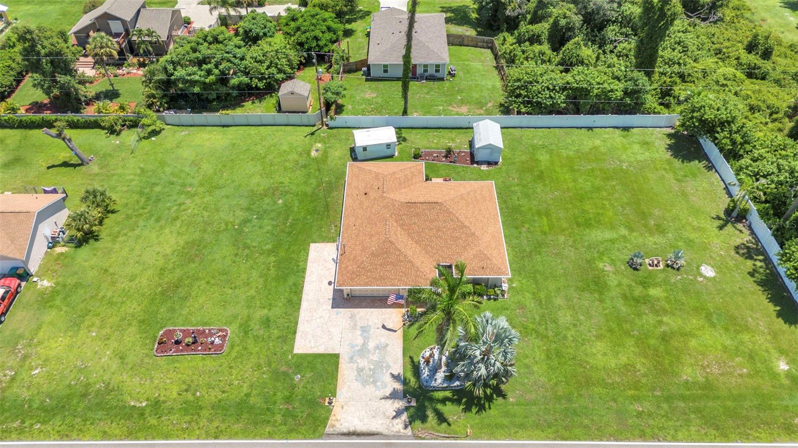 Listing photo id 38 for 2298 Cedarwood Street