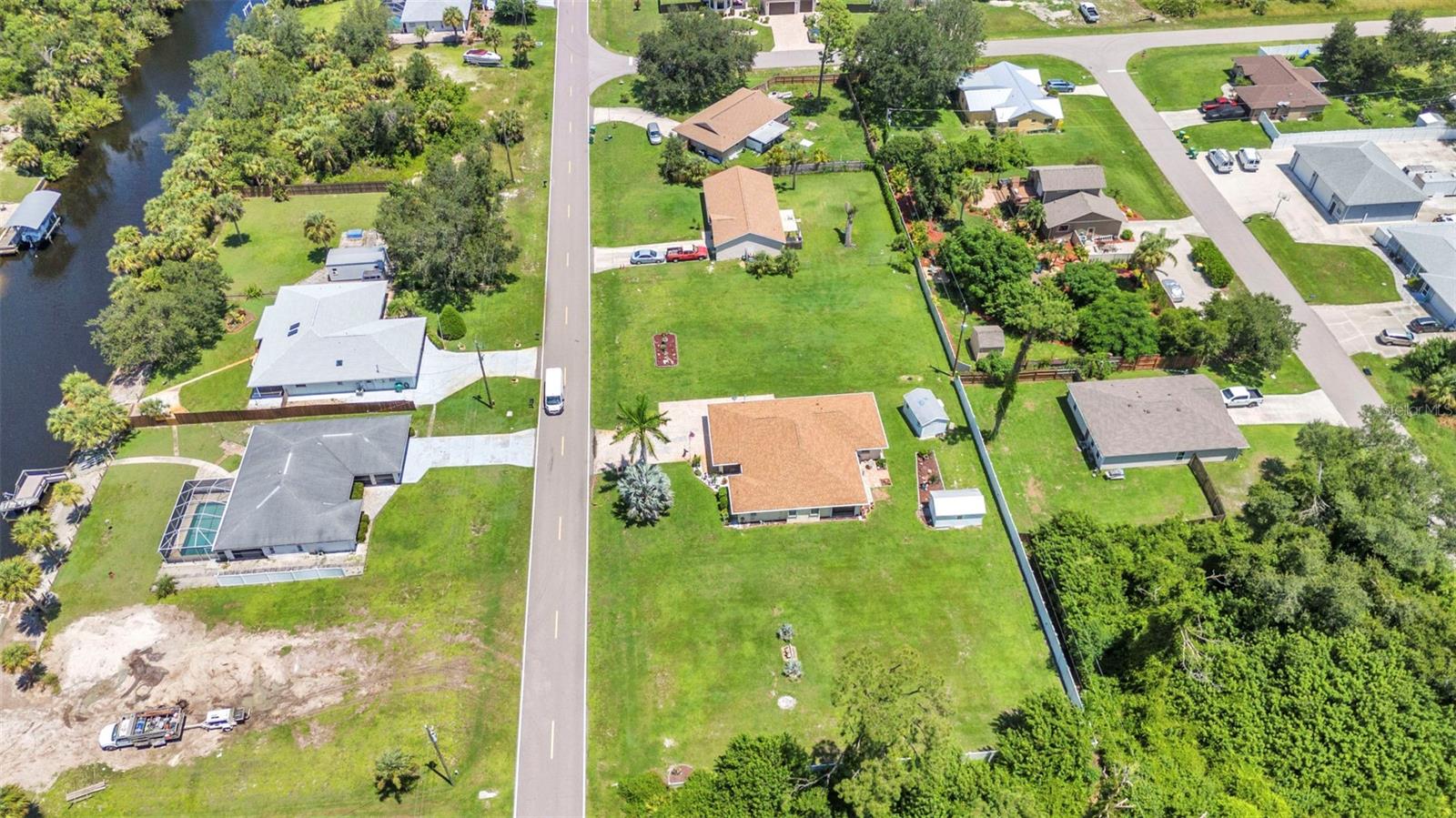 Listing photo id 40 for 2298 Cedarwood Street