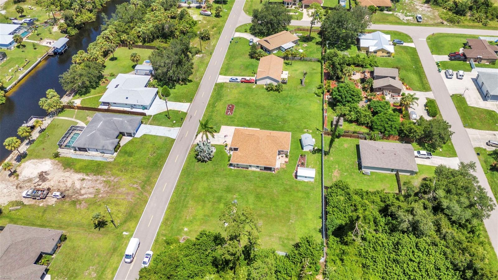 Listing photo id 41 for 2298 Cedarwood Street