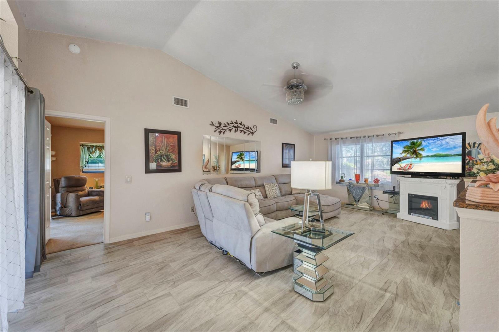 Listing photo id 3 for 2298 Cedarwood Street