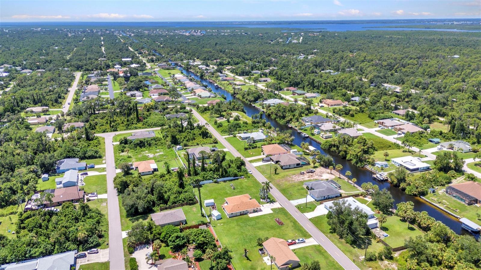 Listing photo id 48 for 2298 Cedarwood Street