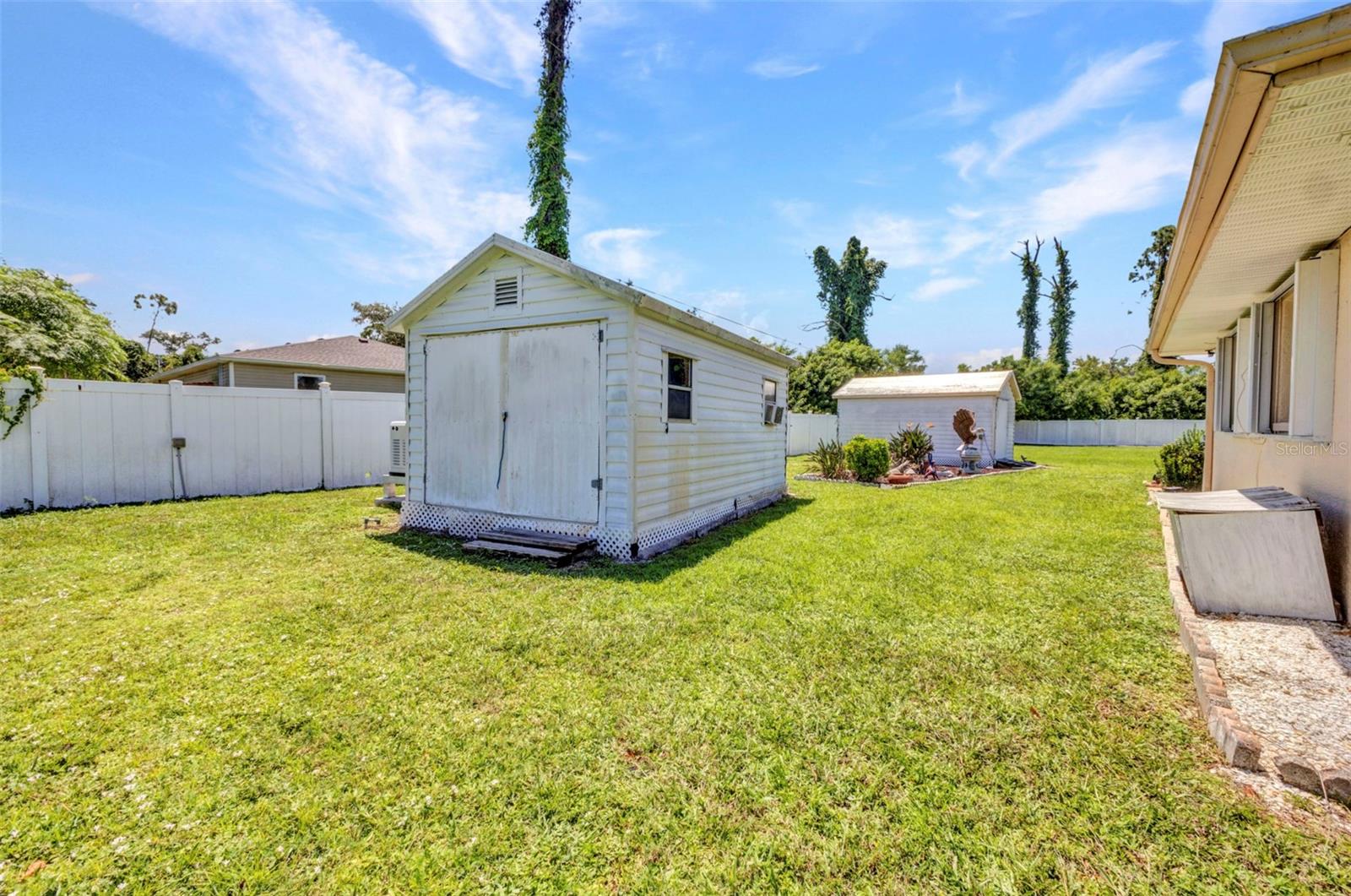 Listing photo id 57 for 2298 Cedarwood Street