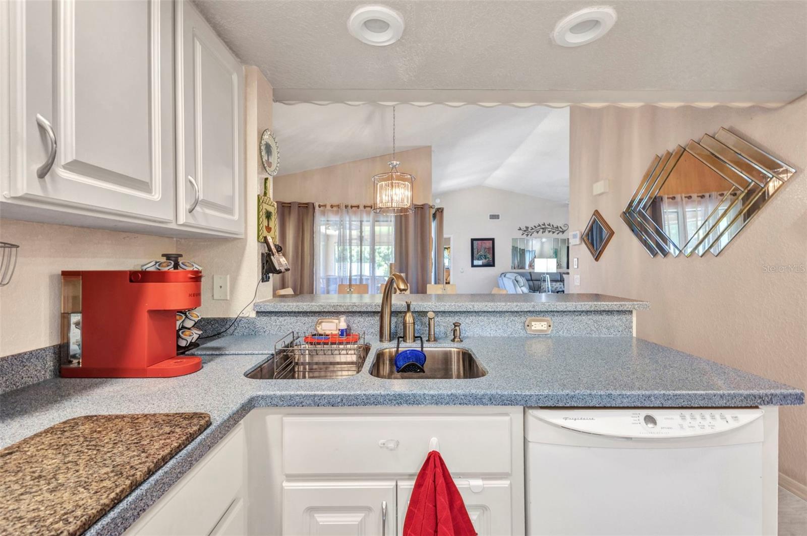 Listing photo id 7 for 2298 Cedarwood Street