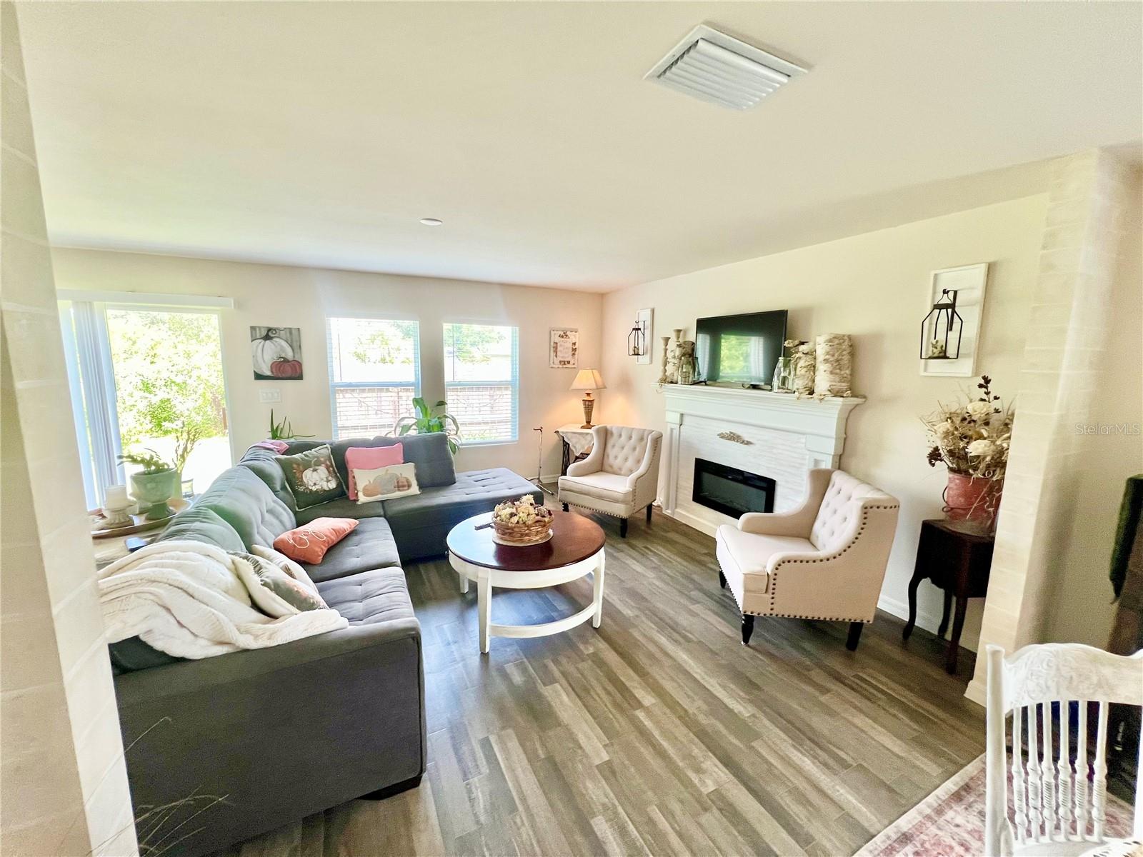 Image 4 of 27 For 1091 Cazenovia Street