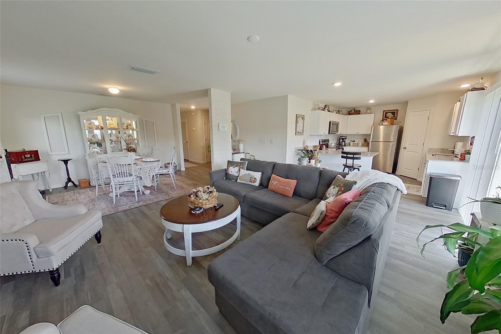 Image 6 of 27 For 1091 Cazenovia Street