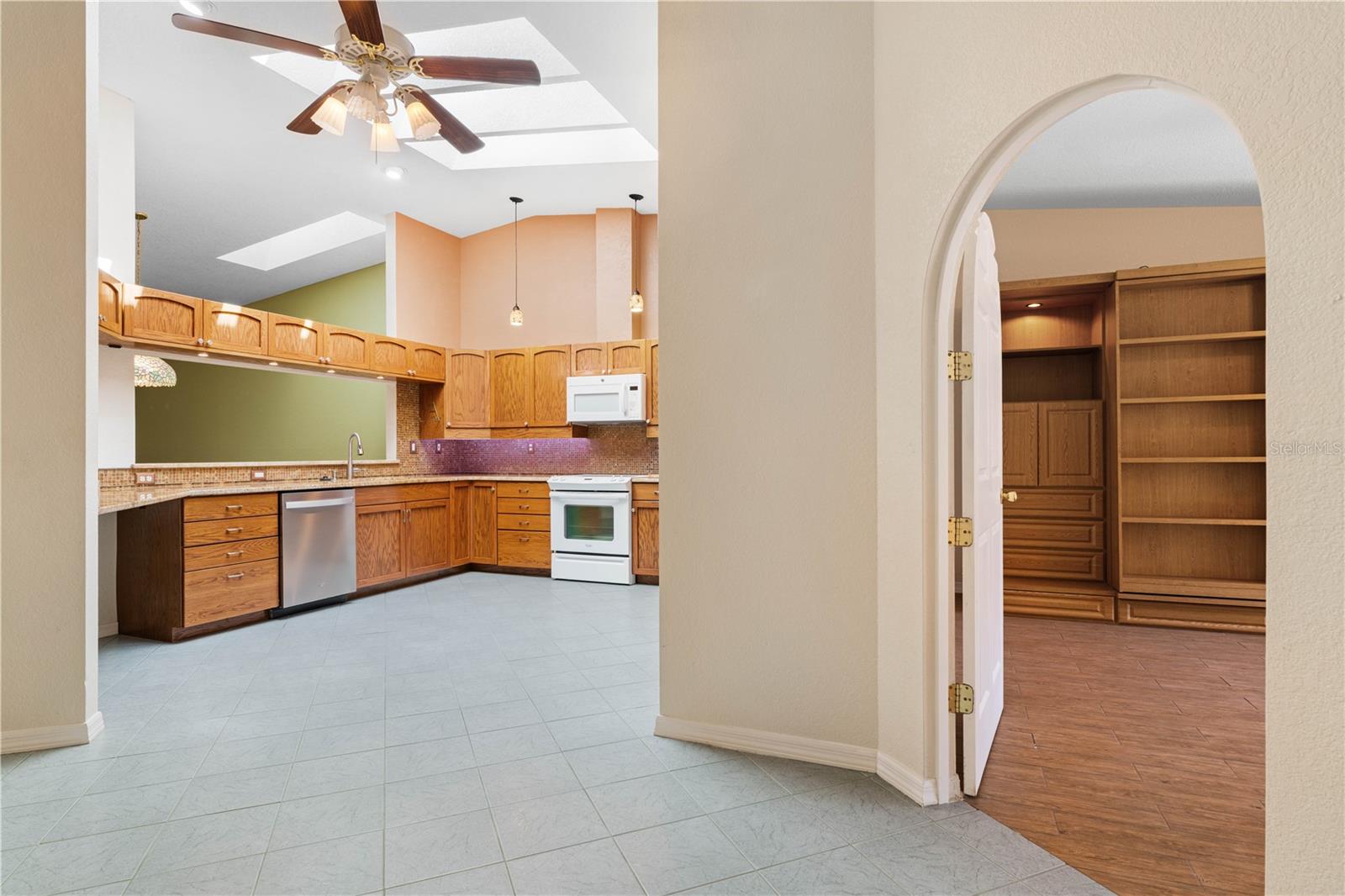 Image 10 of 65 For 2521 Marion Avenue 111