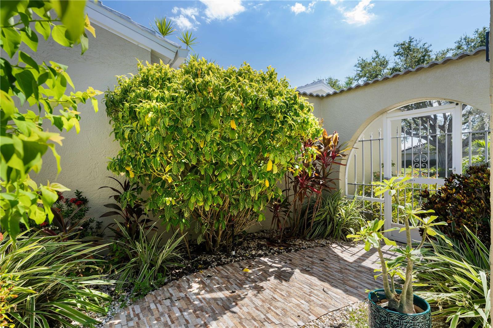 Image 19 of 65 For 2521 Marion Avenue 111