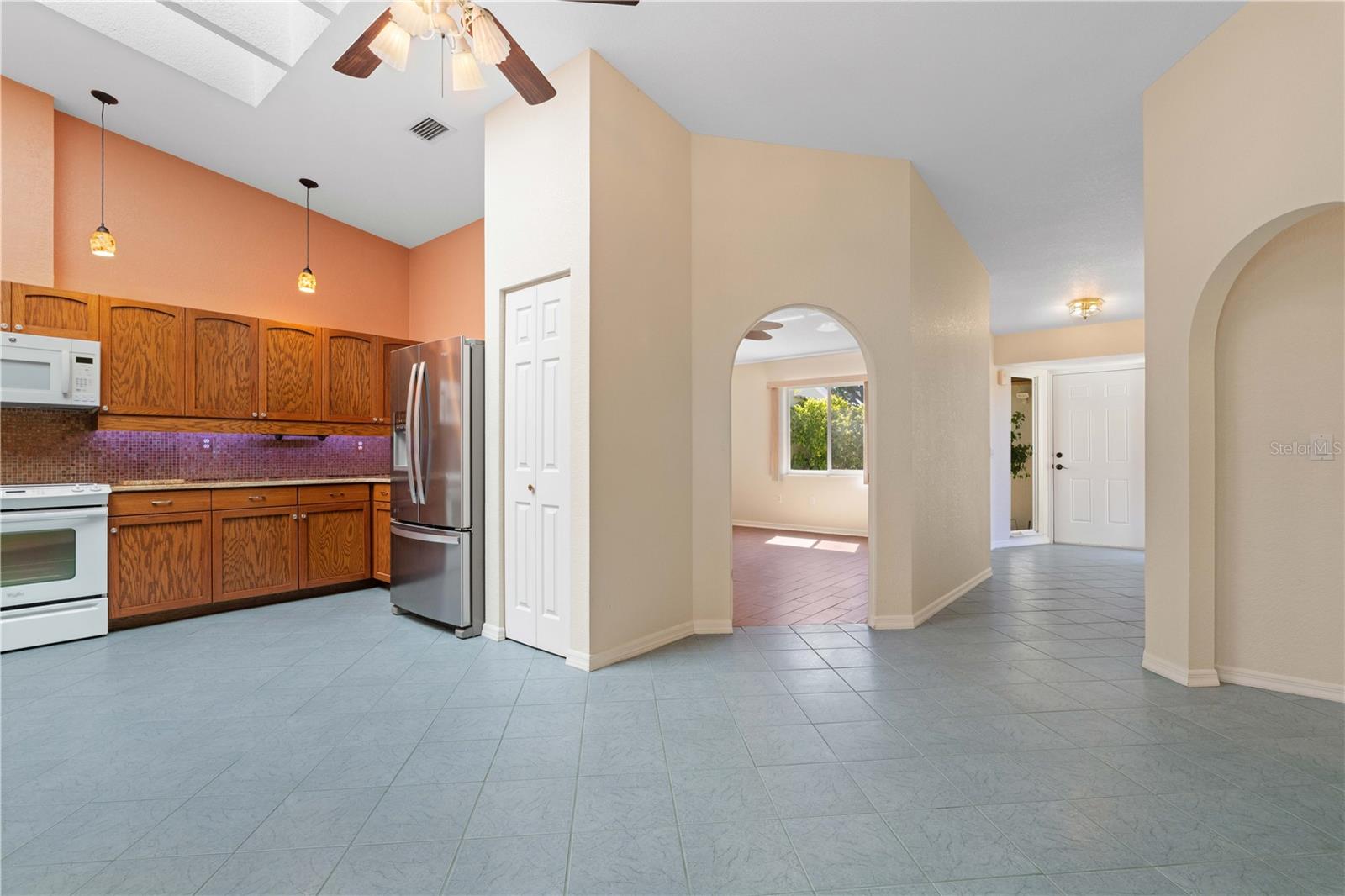 Image 23 of 65 For 2521 Marion Avenue 111
