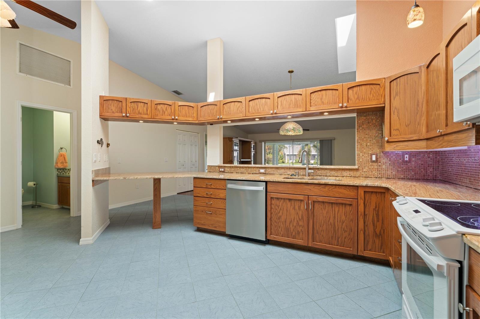 Image 24 of 65 For 2521 Marion Avenue 111