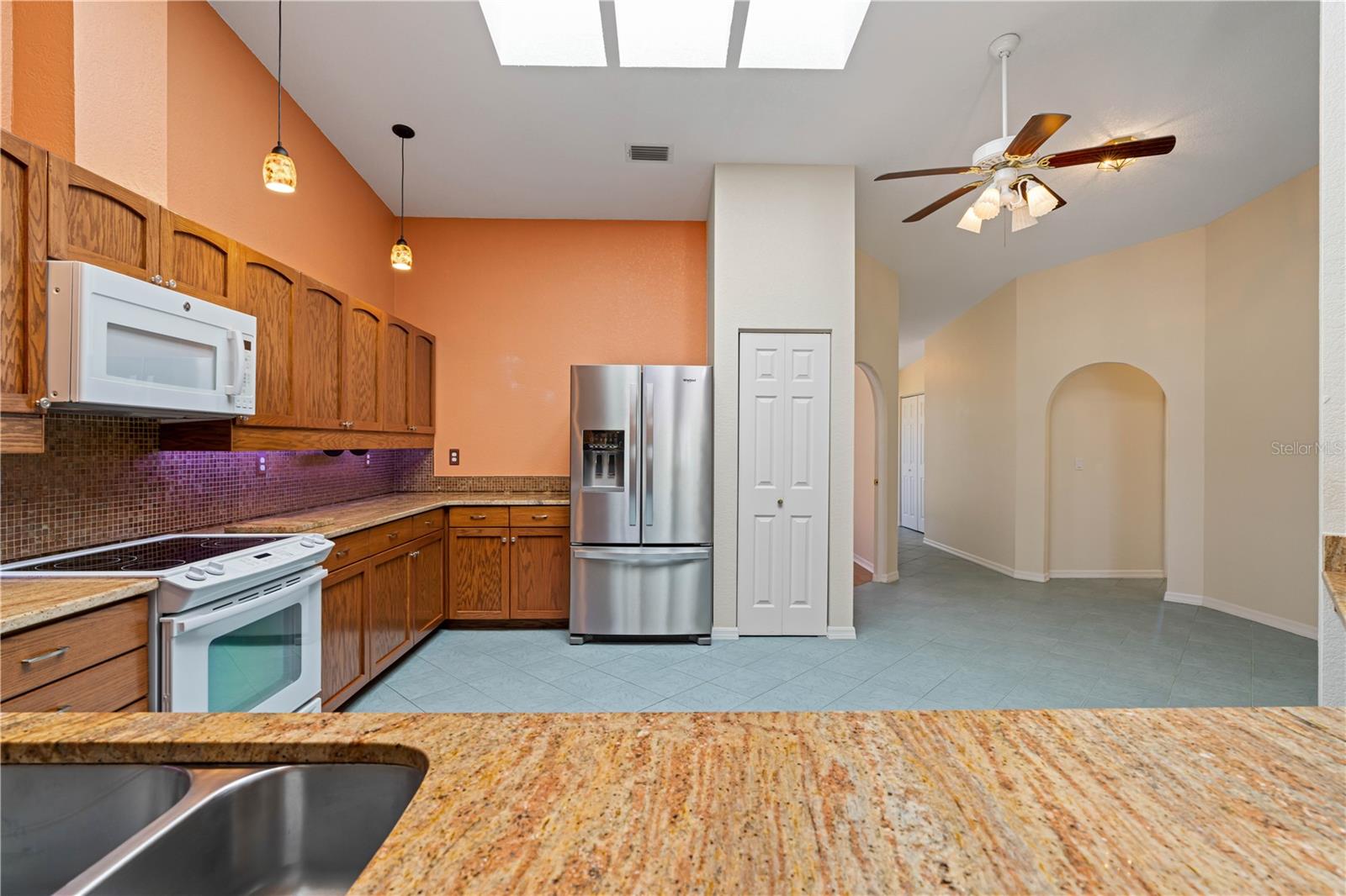 Image 26 of 65 For 2521 Marion Avenue 111