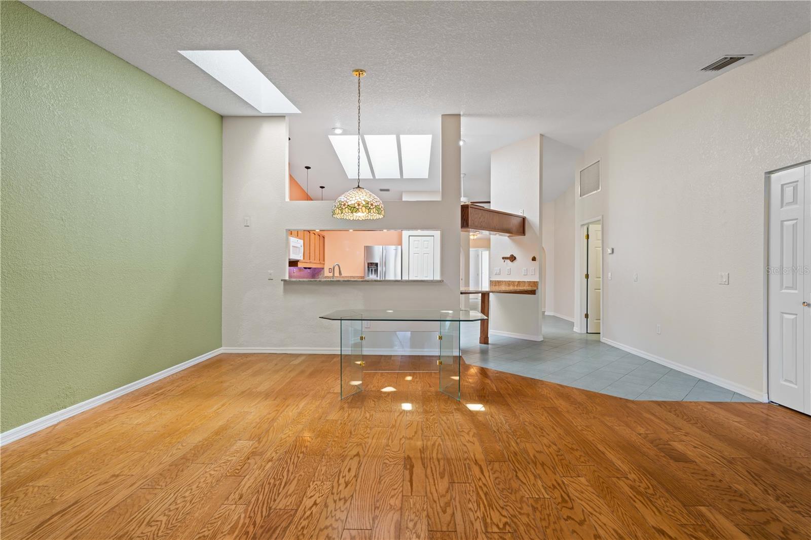 Image 29 of 65 For 2521 Marion Avenue 111