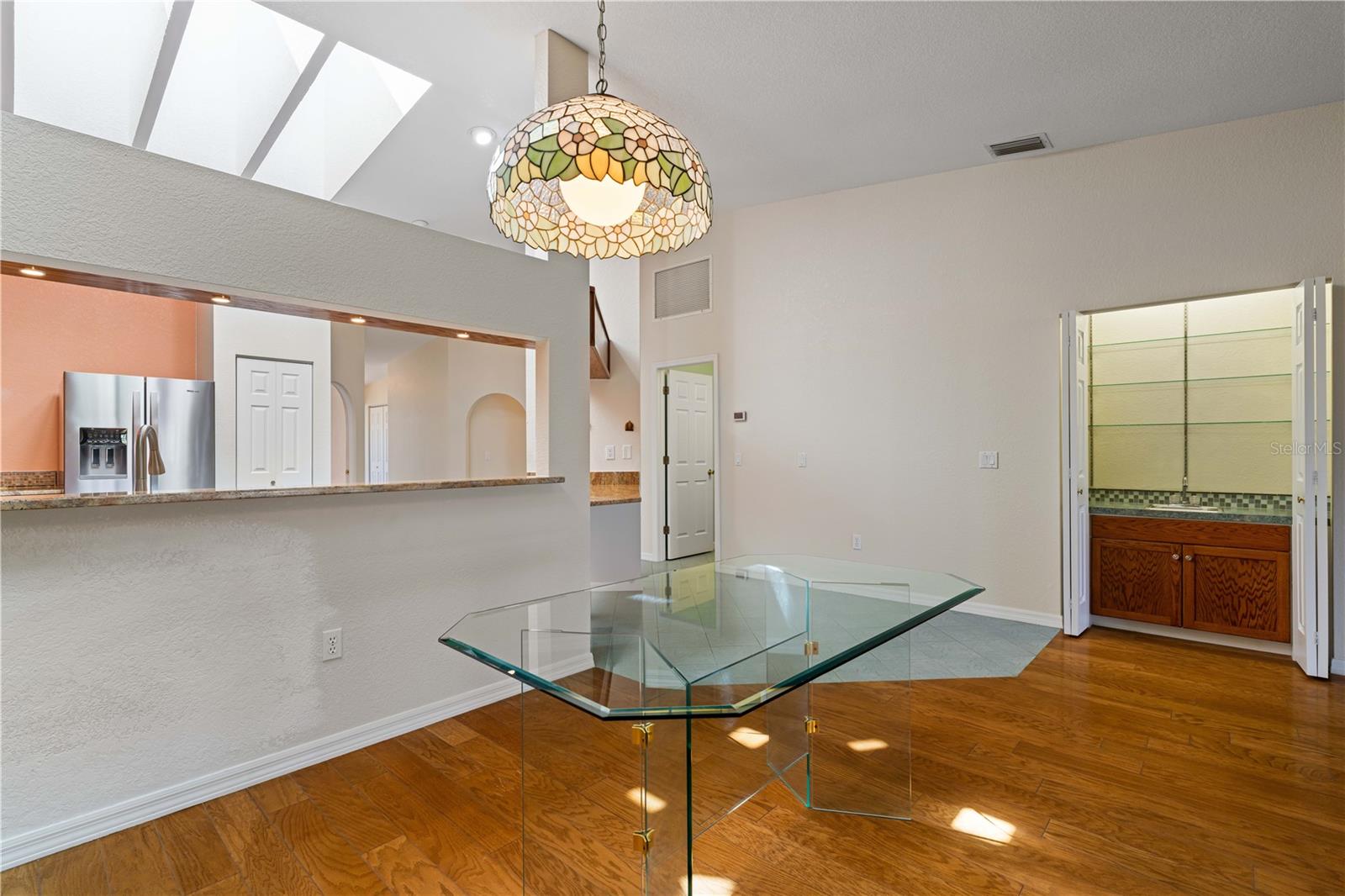 Image 30 of 65 For 2521 Marion Avenue 111
