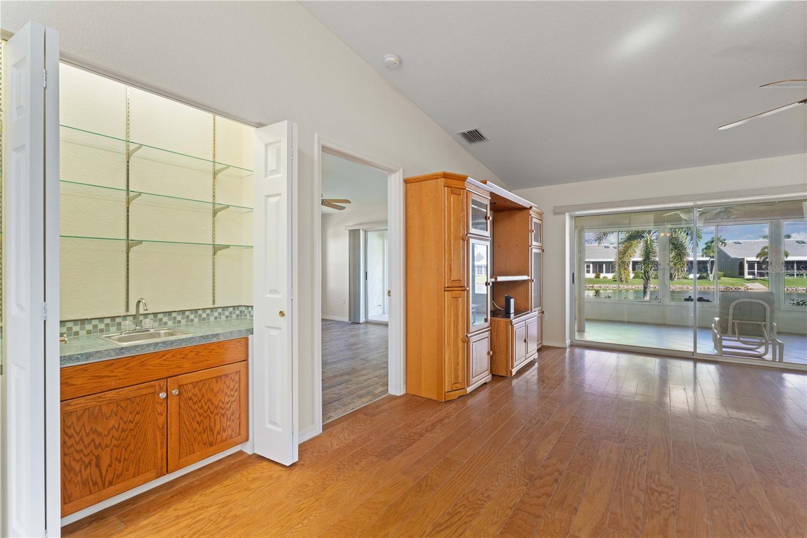 Image 31 of 65 For 2521 Marion Avenue 111