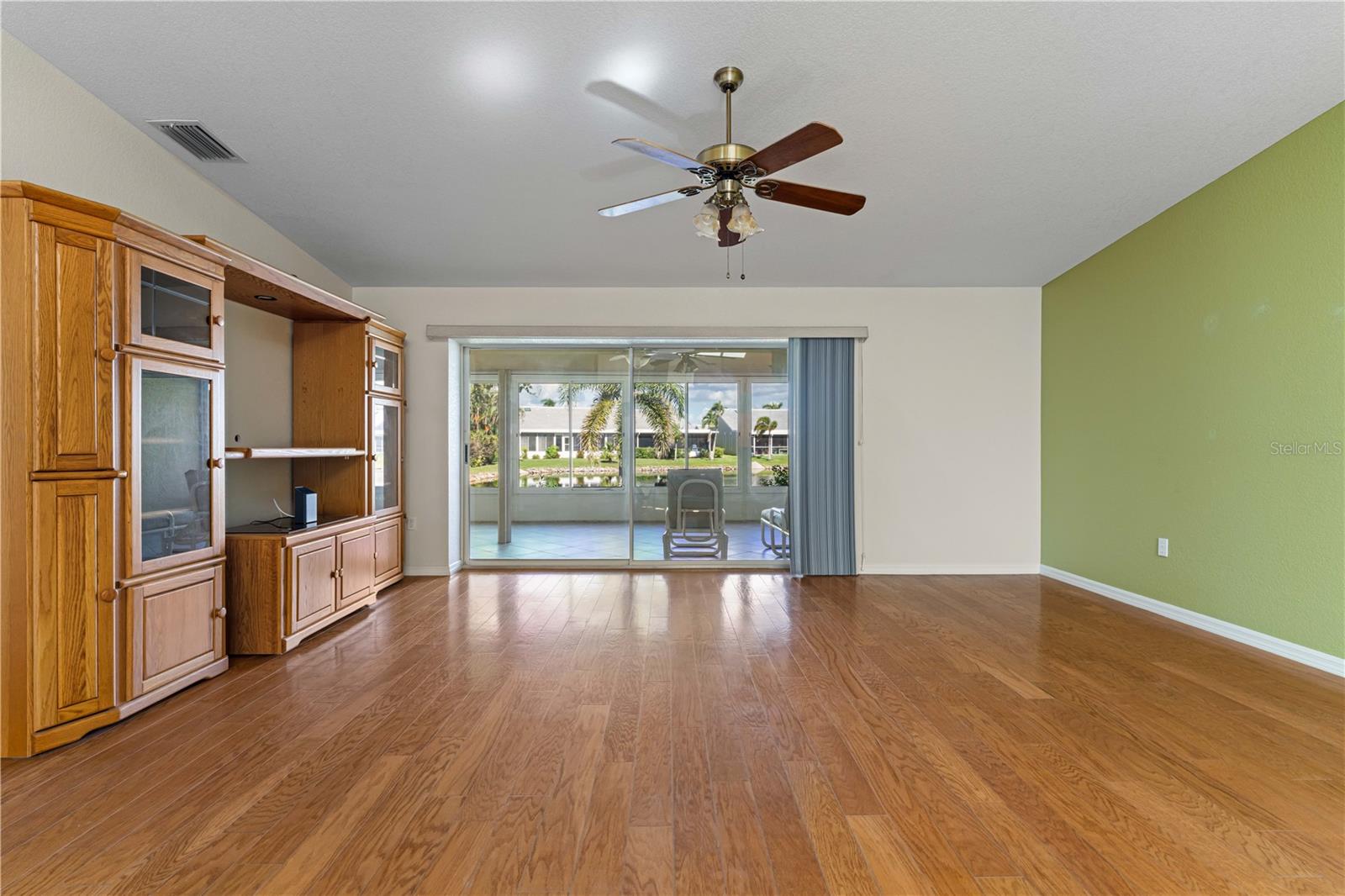 Image 33 of 65 For 2521 Marion Avenue 111